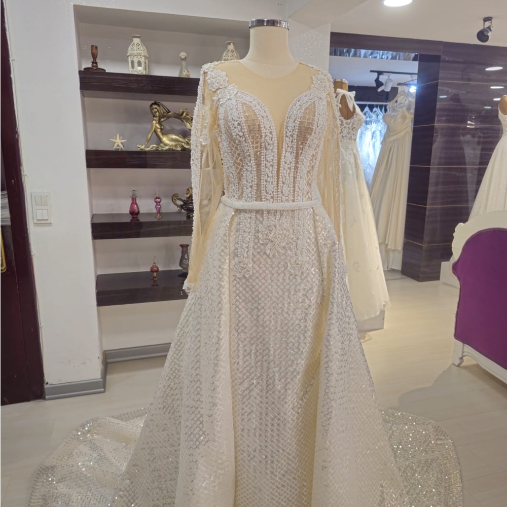 Beautiful, brand new, hand sewn wedding gown. Sz 8. Includes detachable skirt!